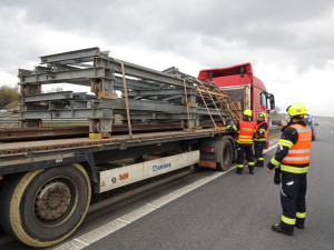 Dramatické dva dny na D3. Provoz ochromily nehody kamionů i hořící auto