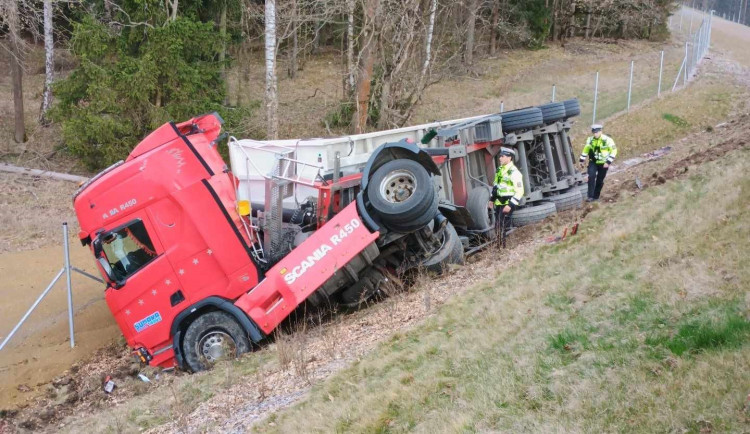 Dramatické dva dny na D3. Provoz ochromily nehody kamionů i hořící auto