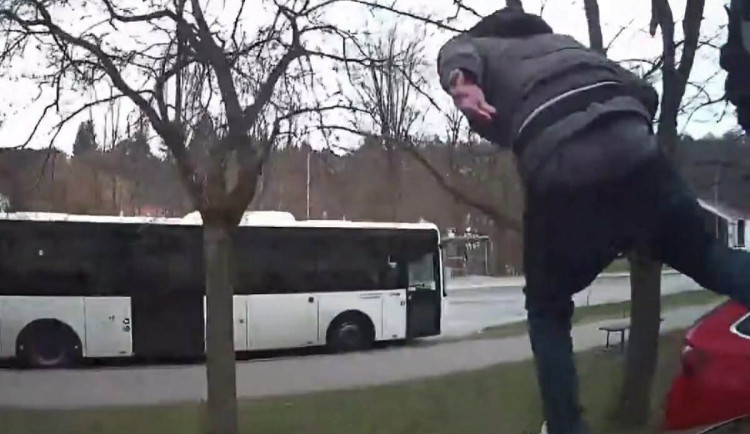 Zdrogovaný agresor napadl lidi a ničil auta, nyní čelí několika závažným obviněním