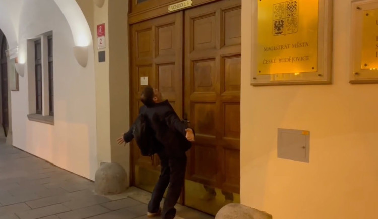 Hádka na Facebooku a noční návštěva radnice. Spor o Dynamo nabral nečekaný směr