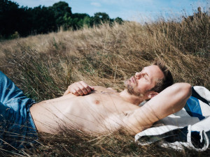 RECENZE: Obejmout muže a projezdit s ním noc. Motorkářská gay romance je konečně v kinech