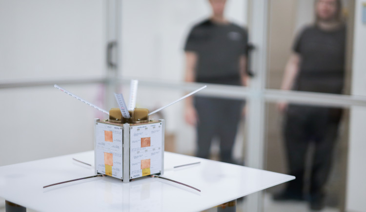 Studenti z Brna sami navrhli a sestrojili družici, která v létě poletí do vesmíru