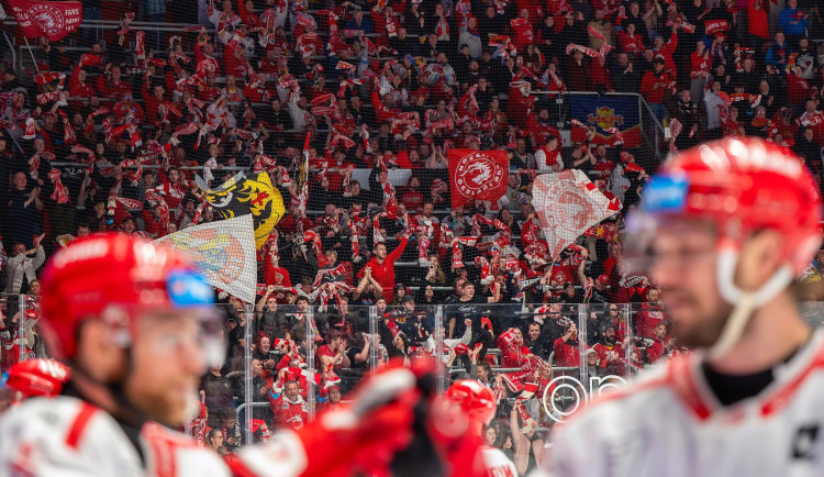 Třinec využil dvě přesilovky a porazil na úvod semifinále Karlovy Vary 3:1