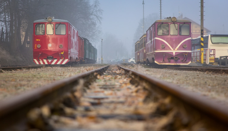 Jindřichohradecká úzkokolejka znovu ožila. Lidé se svezou i přes Velikonoce