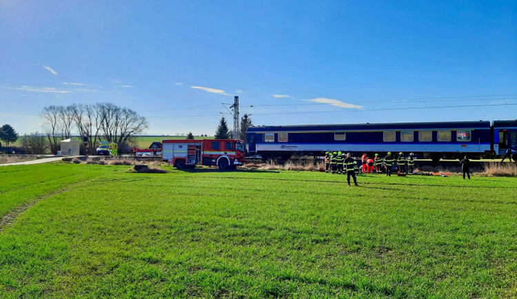 Vlak na Českokrumlovsku smetl auto. Na místě je vrtulník, provoz stojí