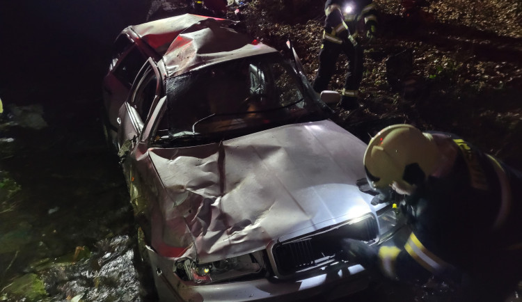 FOTO: Při noční nehodě skončilo auto v potoce, řidič byl pod vlivem drog