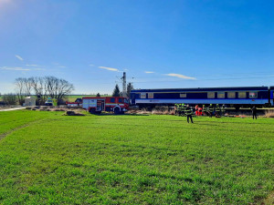 Vlak na Českokrumlovsku smetl auto. Na místě je vrtulník, provoz stojí