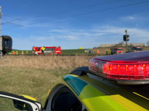 Vlak na Českokrumlovsku smetl auto, jeho řidič na místě zemřel