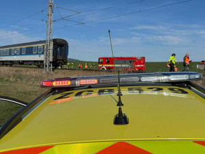 Vlak na Českokrumlovsku smetl auto, jeho řidič na místě zemřel