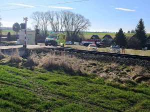 Vlak na Českokrumlovsku smetl auto, jeho řidič na místě zemřel