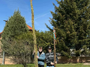 Obří pomlázka v Úsilném. Výtvor Dominika Jordáka měří přes pět metrů