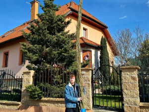 Obří pomlázka v Úsilném. Výtvor Dominika Jordáka měří přes pět metrů