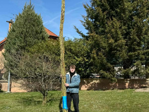 Obří pomlázka v Úsilném. Výtvor Dominika Jordáka měří přes pět metrů
