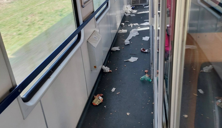 Řev, nepořádek i obtěžování. Fanoušci Dynama řádili ve vlaku, policie je vyvedla