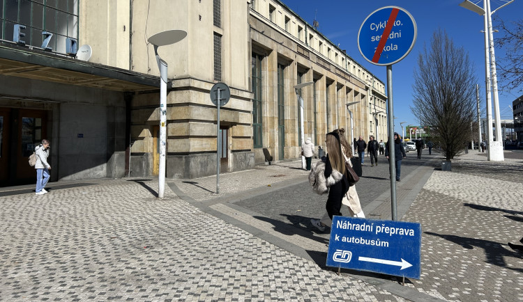 Na železniční trati z Hradce Králové do Pardubic začíná čtyřdenní výluka