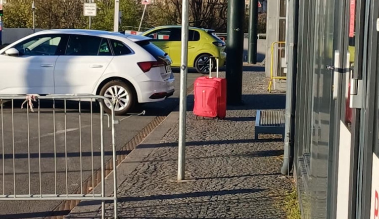 U hlavního nádraží stál podezřelý kufr, policie zastavila provoz na magistrále