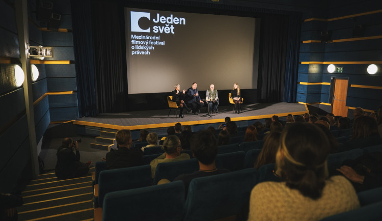 Slam poetry o duševním zdraví i pohled do Gazy. V Budějcích startuje festival Jeden svět