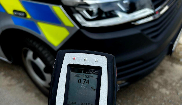 Telefonoval za jízdy a ještě nadýchal. Policisté zastavili opilého řidiče autobusu