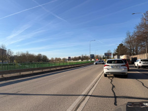 Dopravní peklo začalo. Auta stojí v centru, na Rudolfovské i na levobřežce