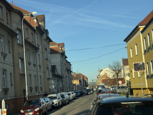 Dopravní peklo začalo. Auta stojí v centru, na Rudolfovské i na levobřežce