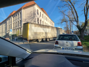 Dopravní peklo začalo. Auta stojí v centru, na Rudolfovské i na levobřežce