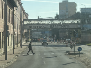 Dopravní peklo začalo. Auta stojí v centru, na Rudolfovské i na levobřežce