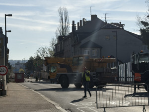 Dopravní peklo začalo. Auta stojí v centru, na Rudolfovské i na levobřežce