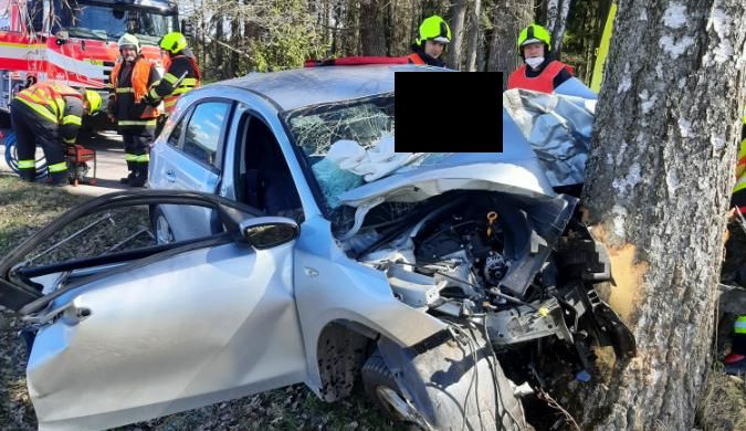 Tragická dopravní nehoda v Mříčné na Semilsku. Náraz do stromu nepřežil 85letý muž