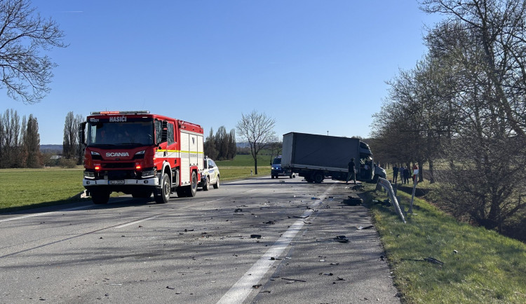 Vážná nehoda uzavřela silnici u Vodňan. Střetla se tam dodávka s autem