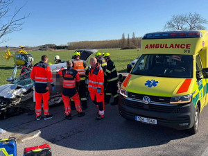 Vážná nehoda uzavřela silnici u Vodňan. Střetla se tam dodávka s autem