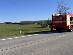 Vážná nehoda uzavřela silnici u Vodňan. Střetla se tam dodávka s autem