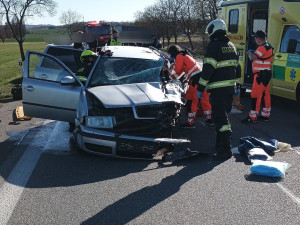 Vážná nehoda uzavřela silnici u Vodňan. Střetla se tam dodávka s autem