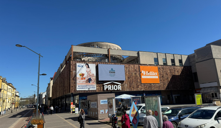 Budějcký Prior oslavil padesát let. Brutalistní dominanta Lannovky dodnes budí emoce