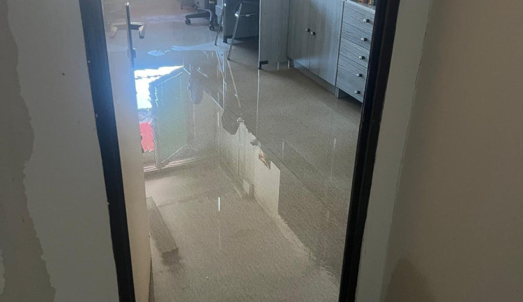 Radnice Prahy 15 zůstává po požáru zavřená. Voda poškodila počítače