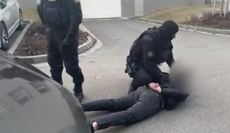 Cizinci na Moravě obchodovali s oddacími listy. Na padělcích vydělali statisíce