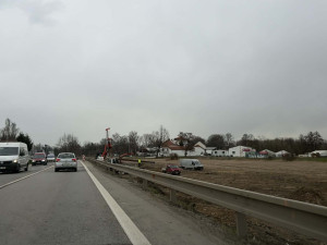 Výstavba křižovatky u letiště omezí dopravu v Plané, provoz bude řízen kyvadlově