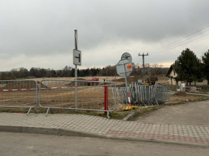 Výstavba křižovatky u letiště omezí dopravu v Plané, provoz bude řízen kyvadlově