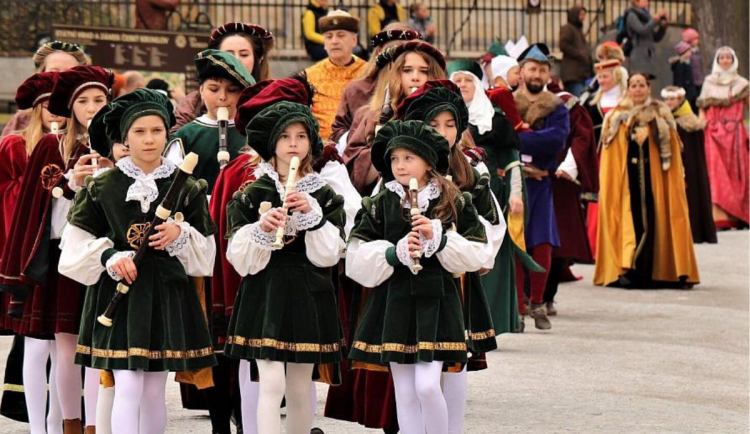 Kulturní tipy: Vltavu odemknou vodáci a Krumlov zaplní historický průvod