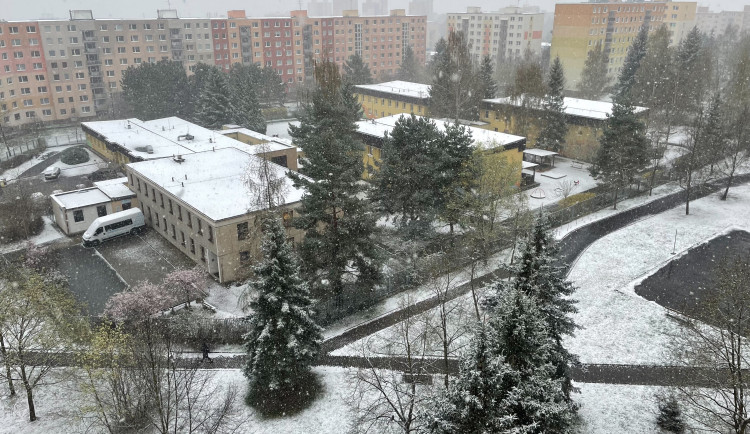 Sněžení ráno zkomplikovalo dopravu na Karlovarsku, provoz blokovaly kamiony