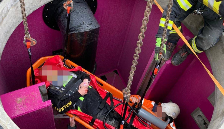 Dělník na stavbě dálnice D3 spadl do jímky, vážně si poranil hlavu