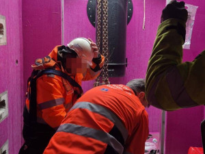 Dělník na stavbě dálnice D3 spadl do jímky, vážně si poranil hlavu