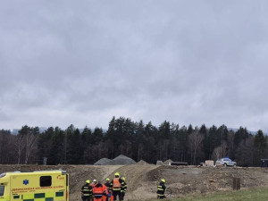 Dělník na stavbě dálnice D3 spadl do jímky, vážně si poranil hlavu