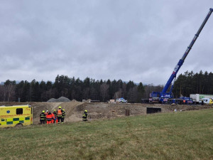 Dělník na stavbě dálnice D3 spadl do jímky, vážně si poranil hlavu