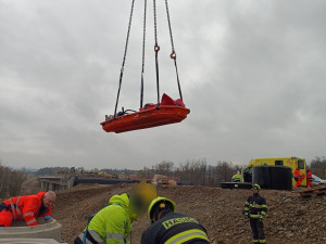 Dělník na stavbě dálnice D3 spadl do jímky, vážně si poranil hlavu