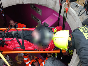 Dělník na stavbě dálnice D3 spadl do jímky, vážně si poranil hlavu