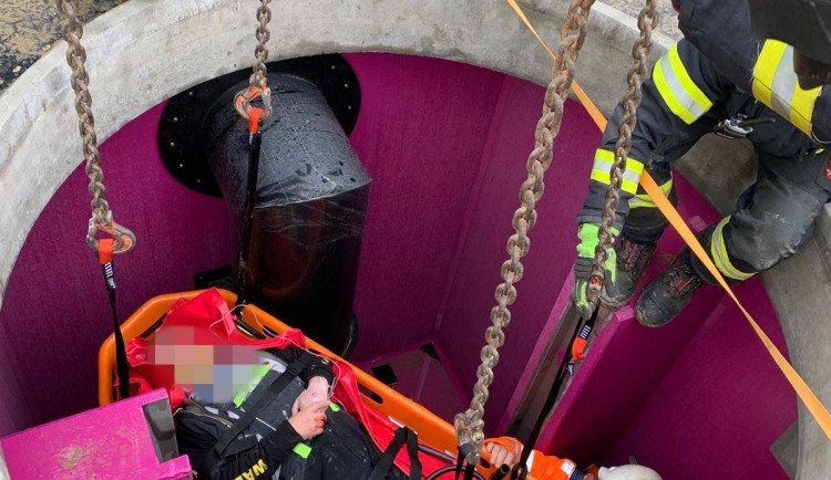 Dělník na stavbě dálnice D3 spadl do jímky, vážně si poranil hlavu