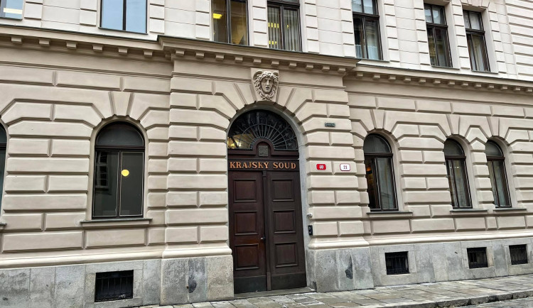 Německého neonacistu poslal soud do vazby. Změnil si pohlaví, aby nemusel do mužské věznice