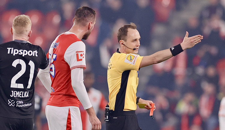 Slavia protestuje proti červené za Chorého plivnutí. Samovolné uvolnění sliny, říká klub
