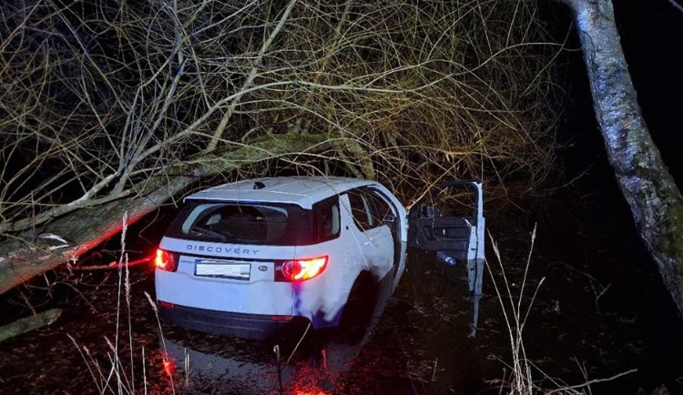 Mladá řidička sjela s Land Roverem do rybníka. Prý se vyhýbala zvěři