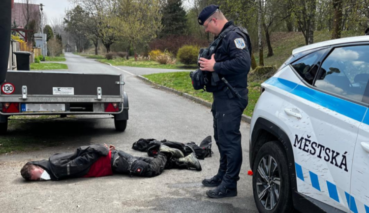 Zloděj před policisty prchal s nožem v kapse, přebrodil řeku a mířil k úřadu práce